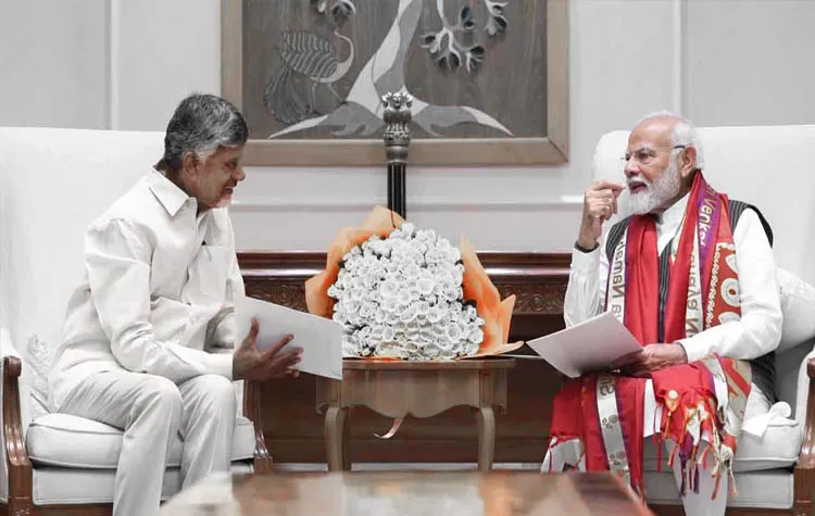 Chandrababu Naidu Greeted PM Modi Warmly, Accepts Central Help For Amaravati Development