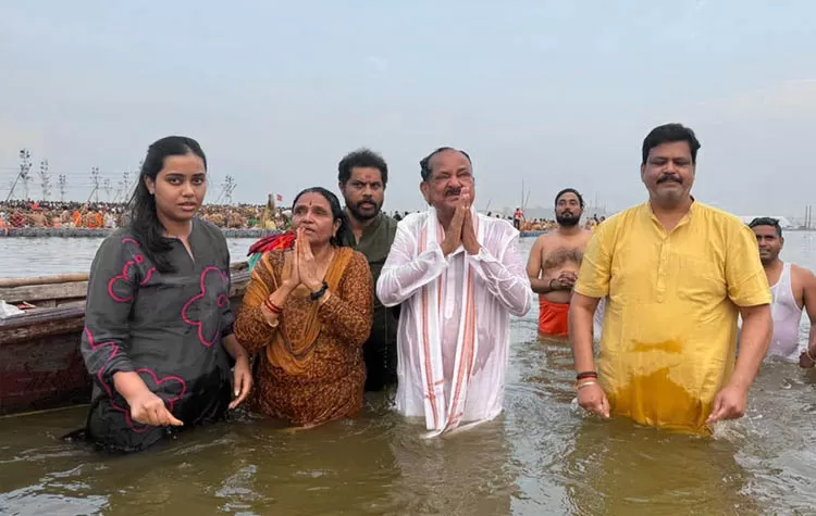 Venkaiah Naidu And Family Take A Holy Dip At Kumbh Mela